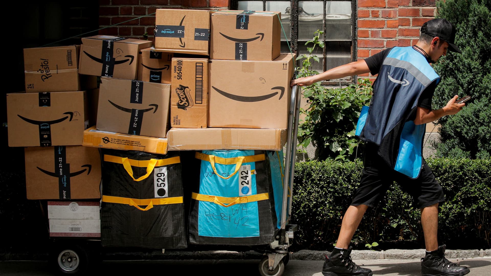 Amazon says consumer demand still strong, bucking broader retail gloom