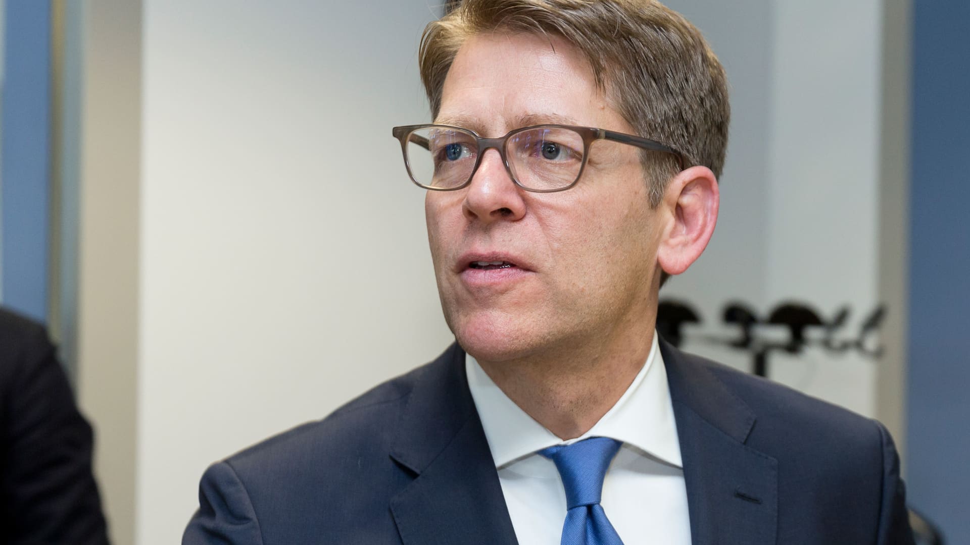 Amazon's PR and policy chief Jay Carney leaves to join Airbnb
