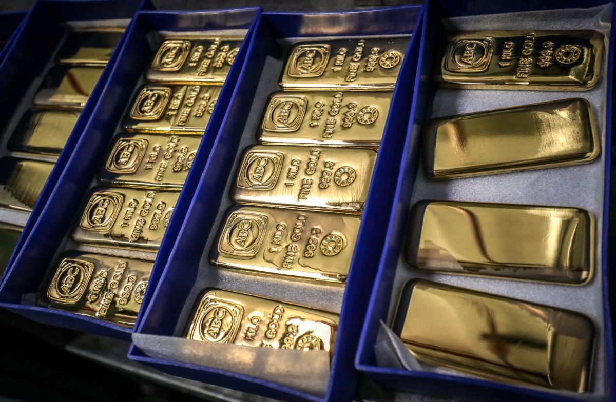 Gold Slips as ETF Holdings Shrink Ahead of Central Bank Meetings