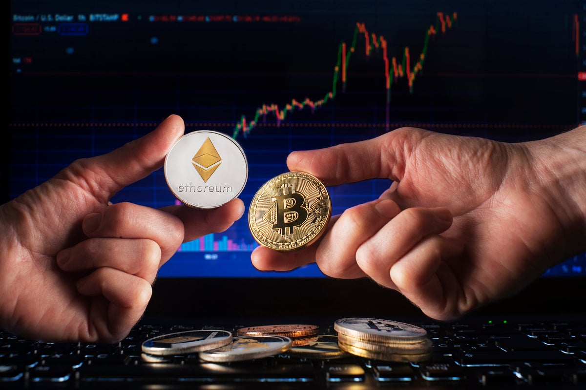 Ethereum (ETH), Bitcoin (BTC) Rise: Analyst Says Crypto 'More Eager' To Break Upwards Amid Jackson Hole Anxiety
