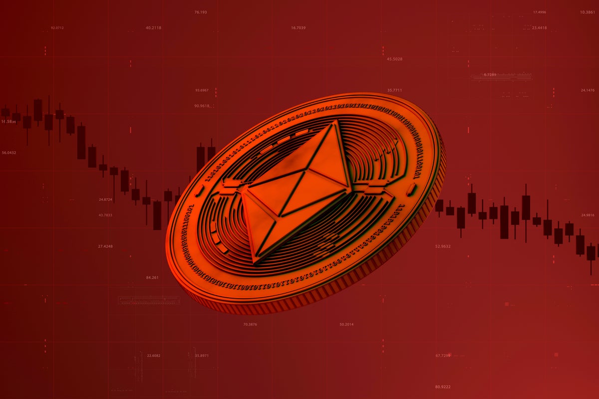 Ethereum Tumbles After 'Merge,' Bitcoin, Dogecoin Drop: Trader Sees 2nd-Biggest Crypto Sliding To $800 If This Happens - Bitcoin (BTC/USD), Ethereum (ETH/USD), Dogecoin (DOGE/USD)