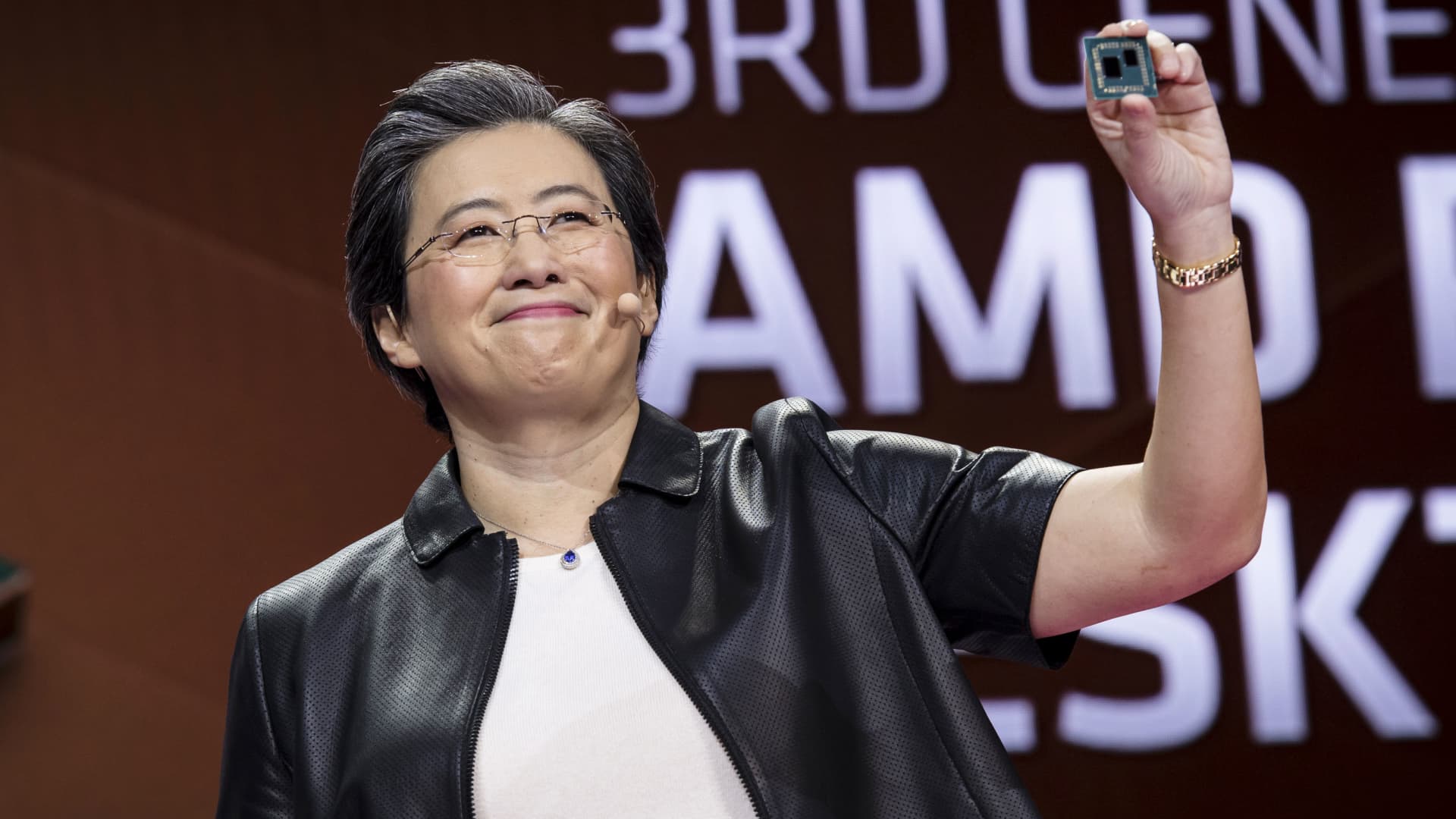 AMD shares fall more than 13% on weak outlook, dragging chipmakers down