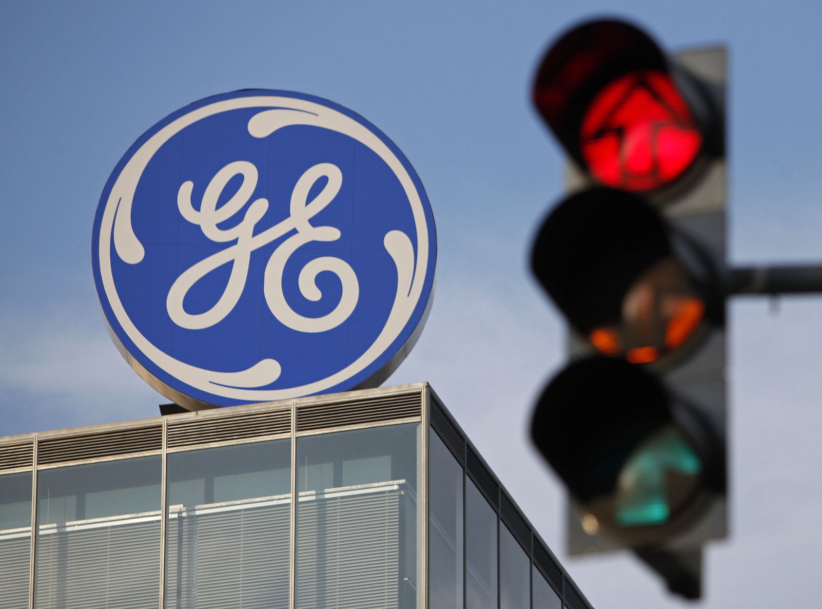 GE Earnings Probably Fell for First Time in Five Quarters