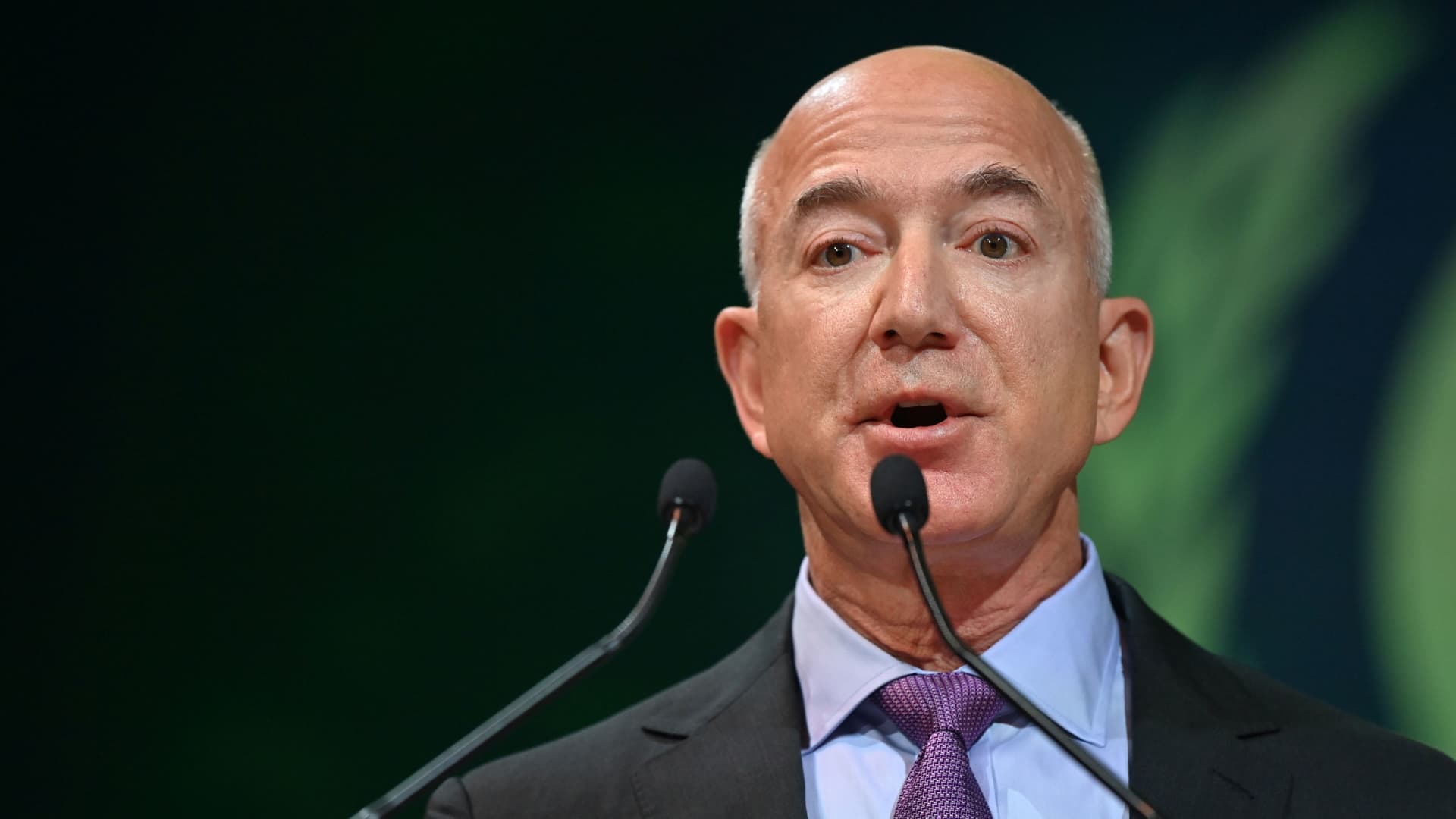 Bezos urges risk reduction in the face of a likely recession