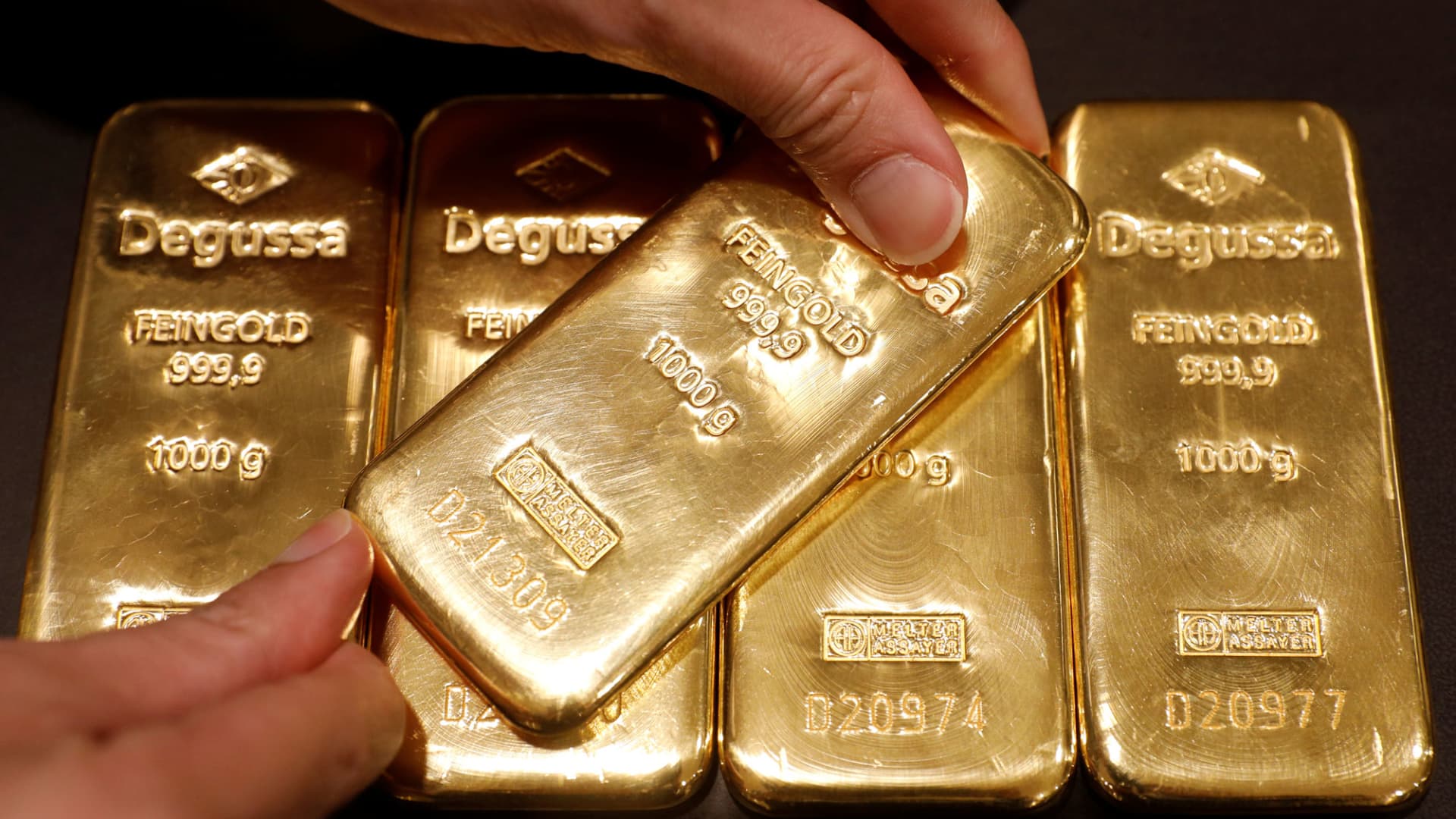 Gold rises 1% on slower Fed rate-hike prospects